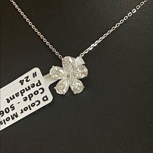 NWT Elegant 925 Silver Flower Pendant D Color Moissanite Diamond